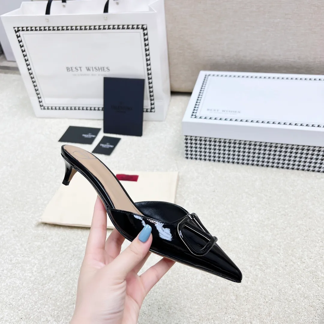 👟👟Ex-factory price 500👟👟 VALENTINO latest V Logo buckle back empty slippers 🔥🔥🔥 🕳️🕳️🕳️ Exclusive original 1-1 development, no goods without the original 〰 ɪɴѓᴏʀᴍᴀᴛɪᴏɴ 〰 Buckle: V-LoGo leather buckle Material: Imported patent leather Lining: full-grain sheepskin Outsole: Italian through-dyed cowhide Midsole: Italian original craft material Process: computer stitching, machine shaping Heel height: 4.0/8cm Made in Italy 🇮🇹 Ready-made code: 35 36 37 38 39 Ready-made custom code: 34 40 41 Delivery period 1-3 days Not retreating